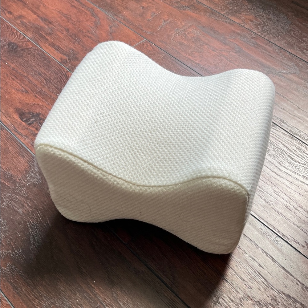 imaginarium Contoured White Memory Foam Knee Pillow